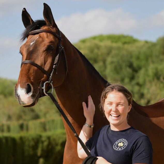 Con solo 25 años, ha pasado de ser una chica enloquecida por los caballos en Nueva Zelanda a un groom de salto internacional.