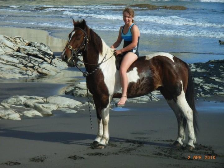 Con solo 25 años, ha pasado de ser una chica enloquecida por los caballos en Nueva Zelanda a un groom de salto internacional.
